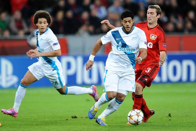 Fußball Champions League Gruppenphase 3.Spieltag Bayer Leverkusen - Zenit St. Petersburg am 22.10.2014 in der BayArena in Leverkusen Axel Witsel ( St. Petersburg ), links - Hulk ( St. Petersburg ), mitte - Stefan Reinartz ( Leverkusen ), rechts