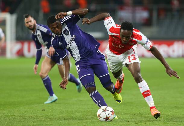 - BRUSSELS, BELGIUM: Anderlecht s Chancel Mbemba and Arsenal s Danny Welbeck fight for the ball during a third group stage game between RSCA Anderlecht and English team Arsenal, in the group D of the UEFA Champions League competition, Wednesday 22 October 2014. VIRGINIExLEFOUR  premiumd 20144950