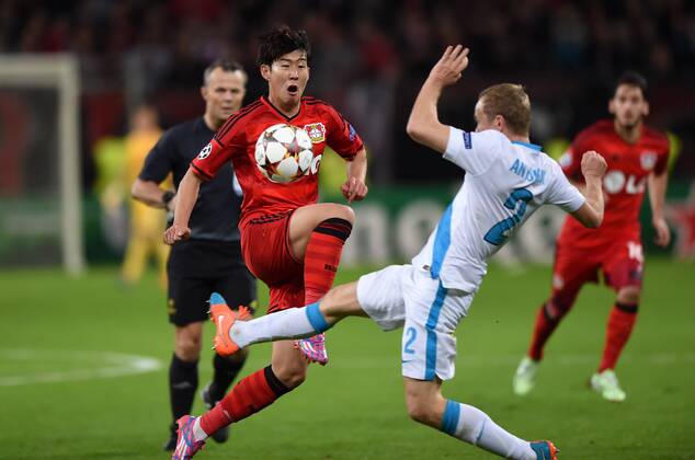 22.10.2014, Fussball, Saison 2014 15, UEFA Champions League, Vorrunde, Bayer 04 Leverkusen - Zenit St. Petersburg Heung-Min Son, Heung Min Son (Bayer 04 Leverkusen), li., gegen Aleksandr Anyukov (Zenit St. Petersburg)