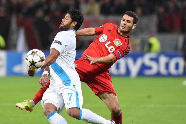 Fußball Champions League Gruppenphase Bayer Leverkusen - Zenit St. Petersburg am 22.10.2014 in der BayArena in Leverkusen Hulk ( St. Petersburg ), vorne - Emir Spahic ( Leverkusen ), hinten