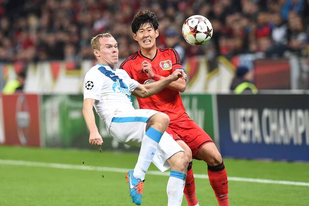 Fußball Champions League Gruppenphase Bayer Leverkusen - Zenit St. Petersburg am 22.10.2014 in der BayArena in Leverkusen Aleksandr Anyukov ( St. Petersburg ), vorne - Heung-Min Son ( Leverkusen ), hinten