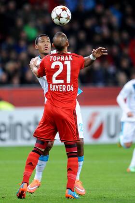 Fußball Champions League Gruppenphase 3.Spieltag Bayer Leverkusen - Zenit St. Petersburg am 22.10.2014 in der BayArena in Leverkusen Ömer Toprak ( Leverkusen ), vorne - Jose Rondon ( St. Petersburg ), hinten