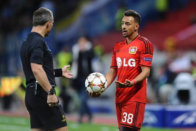 Fußball Champions League Gruppenphase 3.Spieltag Bayer Leverkusen - Zenit St. Petersburg am 22.10.2014 in der BayArena in Leverkusen Schiedsrichter Björn Kuipers ( NED ), links - Karim Bellarabi ( Leverkusen ), rechts