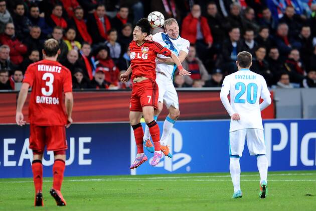 Fußball Champions League Gruppenphase 3.Spieltag Bayer Leverkusen - Zenit St. Petersburg am 22.10.2014 in der BayArena in Leverkusen v.l.n.r.: Stefan Reinartz ( Leverkusen ), Son Heung-Min ( Leverkusen ), Aleksandr Anyukov ( St. Petersburg ), Viktor Fayzulin ( St. Petersburg )