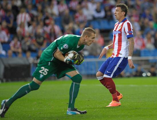 Atletico de Madrid Forward, Mario Mandzukic - MANDZUKIC, number 9 . Malmo FF Goalkeeper, Robin Olsen - ROBIN OLSEN, number 25. Round 3 of the CHAMPIONS league, soccer match between Atletico de Madrid - Malmo FF at the Vicente Calderon stadium, Madrid - Spain by October 22, 2014. . 