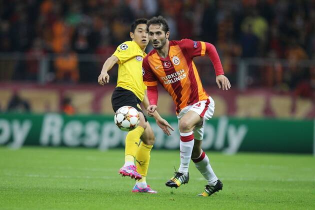 l-r: im Zweikampf, Aktion, mit Shinji Kagawa 7 (Borussia Dortmund) und Hamit Altintop 4 (Galatasaray) Galatasaray Istanbul vs. Borussia Dortmund, Fussball, Champions League, 22.10.2014, EP_CKT