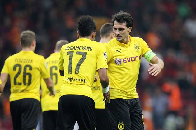 l-r: Torjubel von Pierre-Emerick Aubameyang 17 (Borussia Dortmund) und Mats Hummels 15 (Borussia Dortmund) Galatasaray Istanbul vs. Borussia Dortmund, Fussball, Champions League, 22.10.2014, EP_CKT
