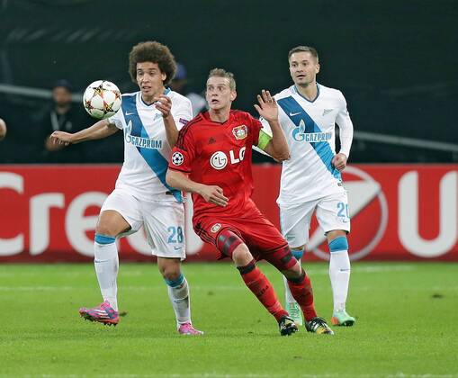 22.10.2014, xovx, Bayer Leverkusen - Zenit St.Petersburg, v.l. Axel Witsel (Zenit St. Petersburg), Lars Bender (Bayer 04 Leverkusen), Viktor Fayzulin (Zenit St. Petersburg), Aktion.