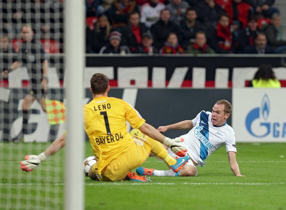 22.10.2014, xovx, Bayer Leverkusen - Zenit St.Petersburg, v.l. Bernd Leno (Bayer 04 Leverkusen), Aleksandr Anyukov (Zenit St. Petersburg), Aktion.