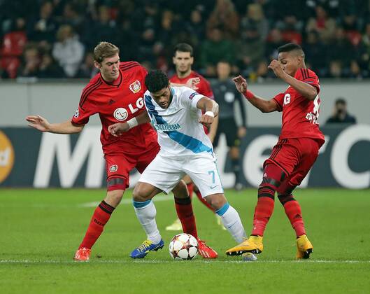 22.10.2014, xovx, Bayer Leverkusen - Zenit St.Petersburg, v.l. Stefan Reinartz (Bayer 04 Leverkusen), Hulk (Zenit St. Petersburg), Wendell (Bayer 04 Leverkusen), Aktion.