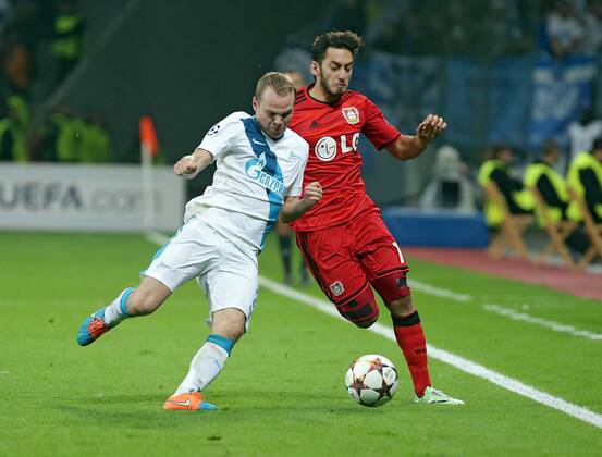 22.10.2014, xovx, Bayer Leverkusen - Zenit St.Petersburg, v.l. Aleksandr Anyukov (Zenit St. Petersburg), Hakan Calhanoglu (Bayer 04 Leverkusen), Aktion.