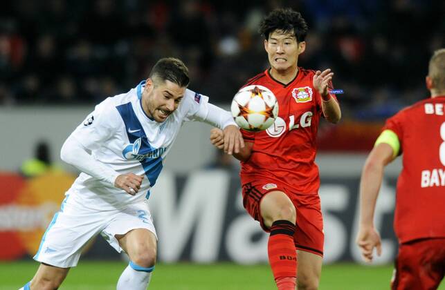 Fussball, UEFA Champions League, Herren, Saison 2014 2015, Gruppe C, 3. Spieltag, BayArena Leverkusen, Bayer Leverkusen (rot) - Zenit St. Petersburg (weiss); Heung-Min Son (Leverkusen), Javi Garcia (Zenit), Aktion.