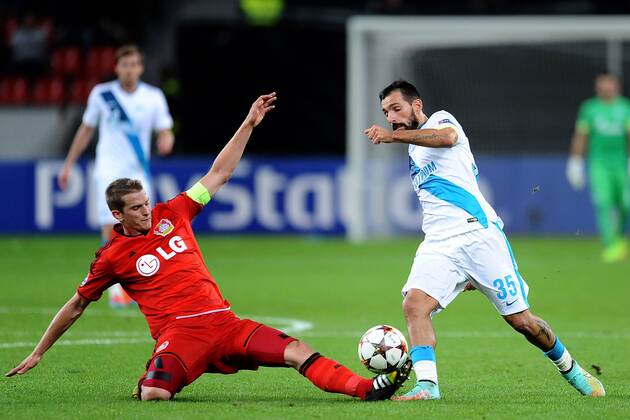 Fußball Champions League Gruppenphase 3.Spieltag Bayer Leverkusen - Zenit St. Petersburg am 22.10.2014 in der BayArena in Leverkusen Lars Bender ( Leverkusen ), links - Danny ( St. Petersburg ), rechts