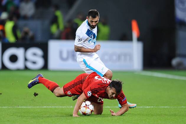 Fußball Champions League Gruppenphase 3.Spieltag Bayer Leverkusen - Zenit St. Petersburg am 22.10.2014 in der BayArena in Leverkusen Giulio Donati ( Leverkusen ), unten - Danny ( St. Petersburg ), hinten