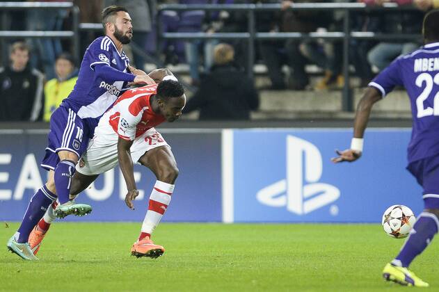 - BRUSSELS, BELGIUM: Anderlecht s Steven Defour and Arsenal s Danny Welbeck fight for the ball during a third group stage game between RSCA Anderlecht and English team Arsenal, in the group D of the UEFA Champions League competition, Wednesday 22 October 2014. LAURIExDIEFFEMBACQ  premiumd 20145132