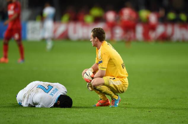 22.10.2014, Fussball, Saison 2014 15, UEFA Champions League, Vorrunde, Bayer 04 Leverkusen - Zenit St. Petersburg Leverkusen hat soeben das 1:0 erzielt und Torwart Bernd Leno (Bayer 04 Leverkusen), re., beim verletzten Hulk (Zenit St. Petersburg)