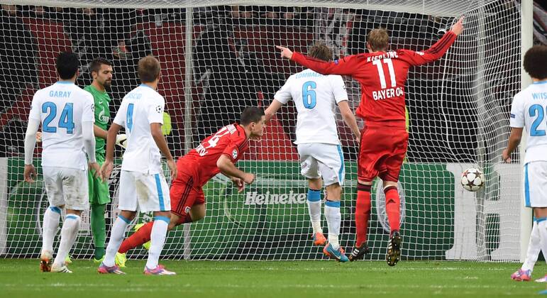 22.10.2014, Fussball, Saison 2014 15, UEFA Champions League, Vorrunde, Bayer 04 Leverkusen - Zenit St. Petersburg Kyriakos Papadopoulos (Bayer 04 Leverkusen), mi., erzielt mit einem Kopfball das Tor zum 2:0, rechts jubelt bereits Stefan Kiessling, Stefan Kießling (Bayer 04 Leverkusen)