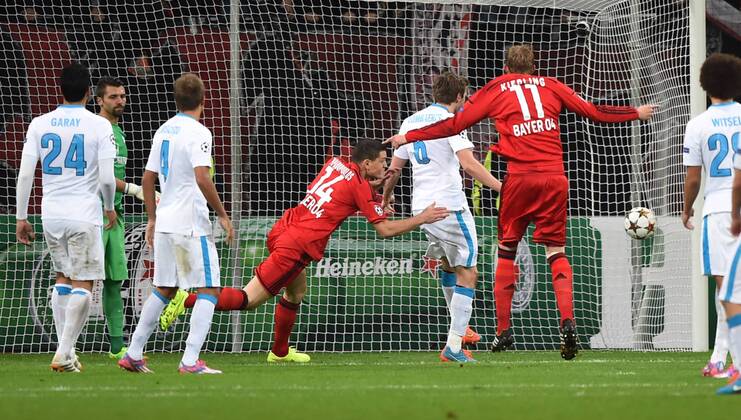 22.10.2014, Fussball, Saison 2014 15, UEFA Champions League, Vorrunde, Bayer 04 Leverkusen - Zenit St. Petersburg Kyriakos Papadopoulos (Bayer 04 Leverkusen), mi., erzielt mit einem Kopfball das Tor zum 2:0, rechts jubelt bereits Stefan Kiessling, Stefan Kießling (Bayer 04 Leverkusen)