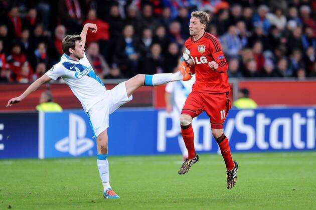 Fußball Champions League Gruppenphase 3.Spieltag Bayer Leverkusen - Zenit St. Petersburg am 22.10.2014 in der BayArena in Leverkusen Nicolas Lombaerts ( St. Petersburg ), links - Stefan Kiessling ( Leverkusen ), rechts