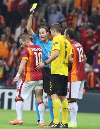 UEFA Champions League Group D match between Galatasaray and Borussia Dortmund at Turk Telekom Arena on October 22, 2014 in Istanbul, Turkey. Pictured: Referee Antonio Mateu Lahoz and Wesley Sneijder of Galatasaray. 