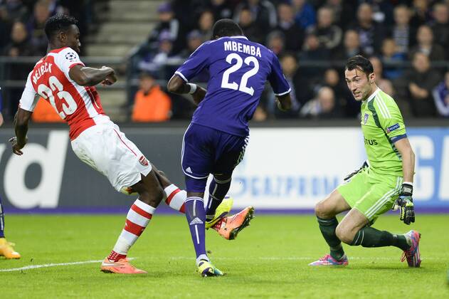 - BRUSSELS, BELGIUM: Arsenal s Danny Welbeck, Anderlecht s Chancel Mbemba and Anderlecht s goalkeeper Silvio Proto fight for the ball during a third group stage game between RSCA Anderlecht and English team Arsenal, in the group D of the UEFA Champions League competition, Wednesday 22 October 2014. LAURIExDIEFFEMBACQ  premiumd 20145231