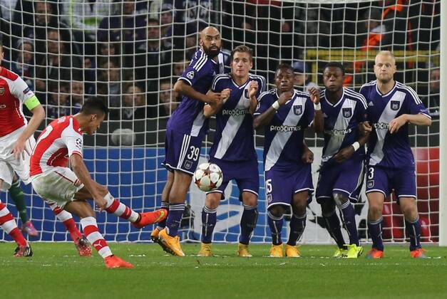 - BRUSSELS, BELGIUM: Arsenal s Alexis Sanchez, Anderlecht s Anthony Vanden Borre, Anderlecht s Dennis Praet, Anderlecht s Cyriac Gohi Bi Zoro, Anderlecht s Chancel Mbemba and Anderlecht s Olivier Deschacht pictured during a third group stage game between RSCA Anderlecht and English team Arsenal, in the group D of the UEFA Champions League competition, Wednesday 22 October 2014. VIRGINIExLEFOUR  Aufmacher premiumd 20145239