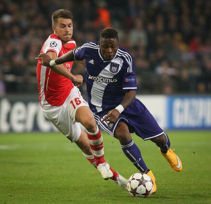 - BRUSSELS, BELGIUM: Arsenal s Nacho Monreal and Anderlecht s Cyriac Gohi Bi Zoro fight for the ball during a third group stage game between RSCA Anderlecht and English team Arsenal, in the group D of the UEFA Champions League competition, Wednesday 22 October 2014. VIRGINIExLEFOUR  Aufmacher premiumd 20145240