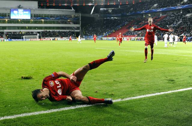 Fussball, UEFA Champions League, Herren, Saison 2014 2015, Gruppe C, 3. Spieltag, BayArena Leverkusen, Bayer Leverkusen (rot) - Zenit St. Petersburg (weiss); Jubel Giulio Donati (Leverkusen) nach seinem Tor zum 1:0, zusammen mit Stefan Kießling, Kiessling (Leverkusen). Jubel, Freude, Aktion, Einzelbild.