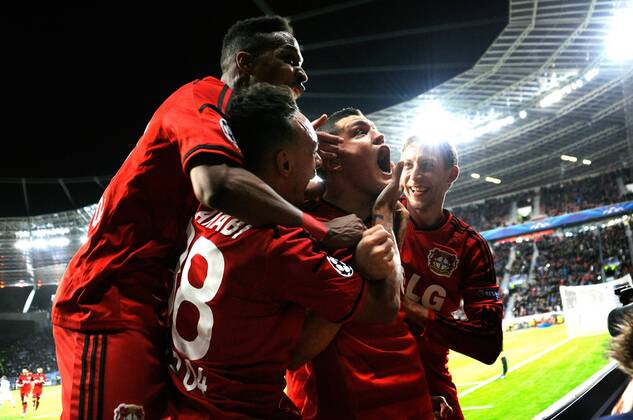Fussball, UEFA Champions League, Herren, Saison 2014 2015, Gruppe C, 3. Spieltag, BayArena Leverkusen, Bayer Leverkusen (rot) - Zenit St. Petersburg (weiss); Jubel Kyriakos Papadopoulos (Leverkusen) nach seinem Tor zum 2:0, zusammen mit Karim Bellarabi (Leverkusen), Stefan Kießling, Kiessling (Leverkusen) und Wendell (Leverkusen). Jubel, Freude, Aktion.