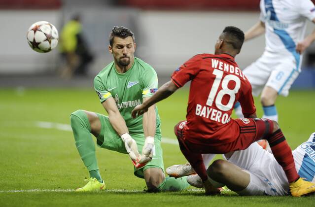 BayArena Leverkusen 22.10.2014, Fussball: UEFA Champions-League Saison 2014 15 Vorrunde 3. Spieltag Bayer 04 Leverkusen -- Zenit St. Petersburg ----- Wendell (Leverkusen) scheitert an Torwart Yuri Lodygin