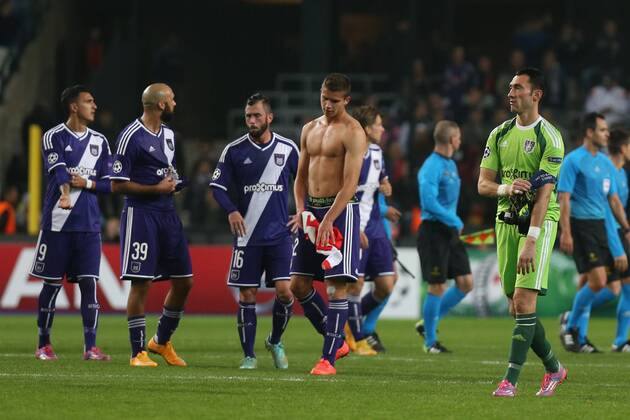 - BRUSSELS, BELGIUM: Anderlecht s Leander Dendoncker (C) and his teammates look dejected after a third group stage game between RSCA Anderlecht and English team Arsenal, in the group D of the UEFA Champions League competition, Wednesday 22 October 2014. VIRGINIExLEFOUR  premiumd 20145324