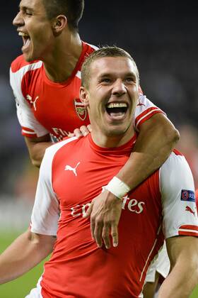 BRUSSELS, BELGIUM: Arsenal s Lukas Podolski and Alexis Sanchez celebrates after scoring during a third group stage game between RSCA Anderlecht and English team Arsenal, in the group D of the UEFA Champions League competition, Wednesday 22 October 2014. LAURIExDIEFFEMBACQ  Aufmacher premiumd 20145325
