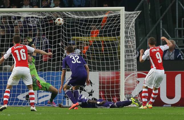 BRUSSELS, BELGIUM: Arsenal s Lukas Podolski (R) scores the 1-2 goal during a third group stage game between RSCA Anderlecht and English team Arsenal, in the group D of the UEFA Champions League competition, Wednesday 22 October 2014. VIRGINIExLEFOUR  Aufmacher premiumd 20145326