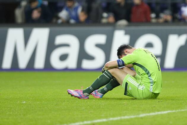 BRUSSELS, BELGIUM: Anderlecht s goalkeeper Silvio Proto looks dejected after loosing a third group stage game between RSCA Anderlecht and English team Arsenal, in the group D of the UEFA Champions League competition, Wednesday 22 October 2014. LAURIExDIEFFEMBACQ  Aufmacher premiumd 20145327