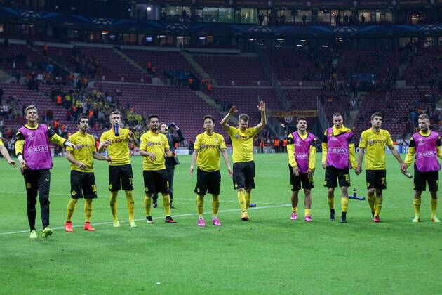 Schlussjubel, die Mannschaft ist beim Fanblock Dortmund Galatasaray Istanbul vs. Borussia Dortmund, Fussball, Champions League, 22.10.2014, EP_CKT
