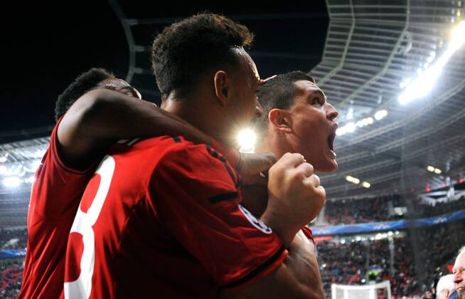 Fussball, UEFA Champions League, Herren, Saison 2014 2015, Gruppe C, 3. Spieltag, BayArena Leverkusen, Bayer Leverkusen (rot) - Zenit St. Petersburg (weiss) 2:0; Jubel Kyriakos Papadopoulos (Leverkusen) nach seinem Tor zum 2:0, zusammen mit Wendell (Leverkusen) und Karim Bellarabi (Leverkusen). Jubel, Freude, Aktion.