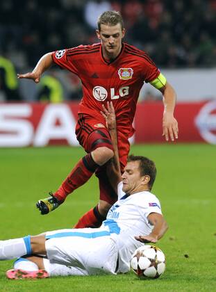 Fussball, UEFA Champions League, Herren, Saison 2014 2015, Gruppe C, 3. Spieltag, BayArena Leverkusen, Bayer Leverkusen (rot) - Zenit St. Petersburg (weiss) 2:0; Lars Bender (Leverkusen), Viktor Fayzulin (Zenit), Aktion.