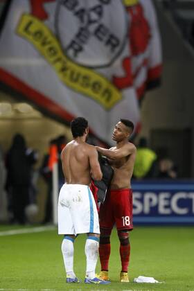 Champions League 2014-2015 Gruppe C Bayer 04 Leverkusen vs. Football Club Zenit St. Petersburg HIER Brasilianer unter sich rechts Wendell ( Bayer 04 Leverkusen ) und links Hulk ( Zenit ) nachdem sie sich im Spiel die sich im Spiel mit nicht immer erlaubten Mitteln bekämpft haben wofür Wendell sogar gelbrot sehen mußte die sich aber nach dem Spiel sehr gut verstehen und die Trikots tauschen