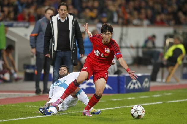 Champions League 2014-2015 Gruppe C Bayer 04 Leverkusen vs. Football Club Zenit St. Petersburg HIER rot Heung-Min Son ( Bayer 04 Leverkusen ) + weiß Hulk ( Zenit ) + im Hintergrund Trainer Roger Schmidt ( Bayer 04 Leverkusen )