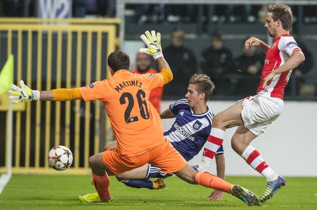 Anderlecht , Belgium October , 22 2014 Football UEFA Champions League Group D RSC Anderlecht vs Arsenal FC On this picture : Emiliano Martinez Dennis Praet Nacho Monreal MichelxGouverneur 