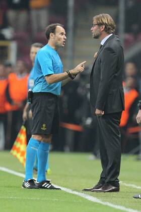 l-r: Schiedsrichter Antonio Mateu Lahoz weisst Chef-Trainer Juergen Klopp (Borussia Dortmund) zurecht Galatasaray Istanbul vs. Borussia Dortmund, Fussball, Champions League, 22.10.2014, EP_CKT