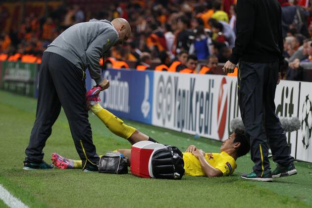 Shinji Kagawa 7 (Borussia Dortmund) wird behandelt Galatasaray Istanbul vs. Borussia Dortmund, Fussball, Champions League, 22.10.2014, EP_CKT