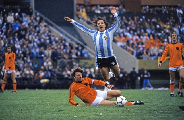 FIFA WM 1978 25.06.1978, Fussball, FIFA WM 1978 in Argentinien, Finale, Argentinien - Niederlande (3:1 n.V.): v.l. Ruud Krol (Niederlande), Daniel Bertoni (Argentinien).