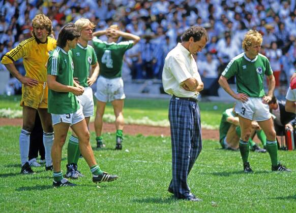 FIFA WM 1986 29.06.1986, Fussball, FIFA WM 1986 in Mexiko, Finale, Argentinien - BRD Deutschland (DFB) (3:2): v.l. Eike Immel, Matthias Herget, Uwe Rahn (alle Deutschland), Franz Beckenbauer (Teamchef Deutschland), Andreas Brehme (Deutschland).
