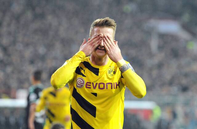 Marco REUS (DO), Jubel nach Tor 0:2, haelt sich die Augen zu, jubeln, Freude, Sieg, Erfolg, Fussball, DFB Pokal, 2. Hauptrunde, FC St. Pauli (Pauli) - Borussia Dortmund (DO) 0:3, am 28.10.2014 in Hamburg Deutschland.