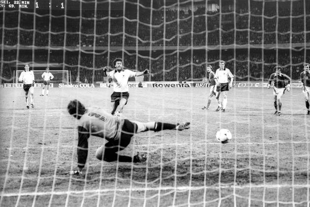 Paul Breitner (BR Deutschland) erzielt per Elfmeter gegen Torwart Zdenek Hruska (CSSR) das Tor zum 2:1