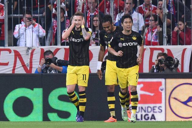 Fußball 1. Bundesliga 10. Spieltag Bayern München - Borussia Dortmund am 01.11.2014 in der Allianz Arena in München Torjubel zum 0:1 durch Marco Reus ( Dortmund ), links - Shinji Kagawa ( Dortmund ), rechts