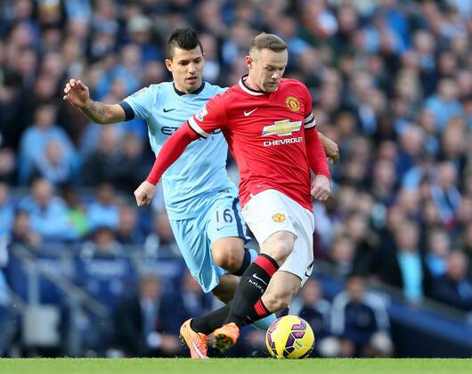 Manchester City s Sergio Kun Agüero hustles Manchester United s Wayne Rooney Manchester City - Manchester (ManU) EDITORIAL USE ONLY. No use with unauthorised audio, video, data, fixture lists, club league logos or live services. Online in-match use limited to 120 images, no video emulation. No use in betting, games or single club league player publications.