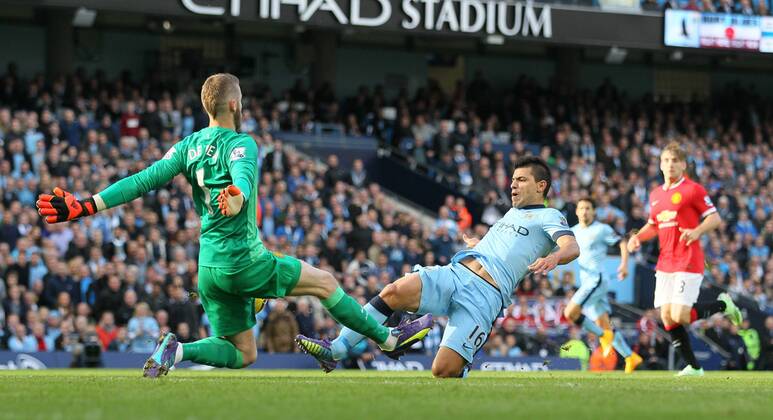 David De Gea of Manchester United makes save from Sergio Kun Agüero of Manchester City - Barclays Premier League - Manchester City vs Manchester Utd - Etihad Stadium - Manchester - England - 2nd November 2014 - Picture David Klein Sportimage EDITORIAL USE ONLY. No use with unauthorised audio, video, data, fixture lists, club league logos or live services. Online in-match use limited to 120 images, no video emulation. No use in betting, games or single club league player publications.