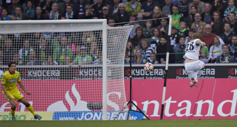 Mönchengladbach, 02.11.2014, Borussia Park Tor zum 1:0 durch Andre Hahn (BMG) gegen Pirmin Schwegler (TSG) VfL Borussia Mönchengladbach - TSG Hoffenheim mm